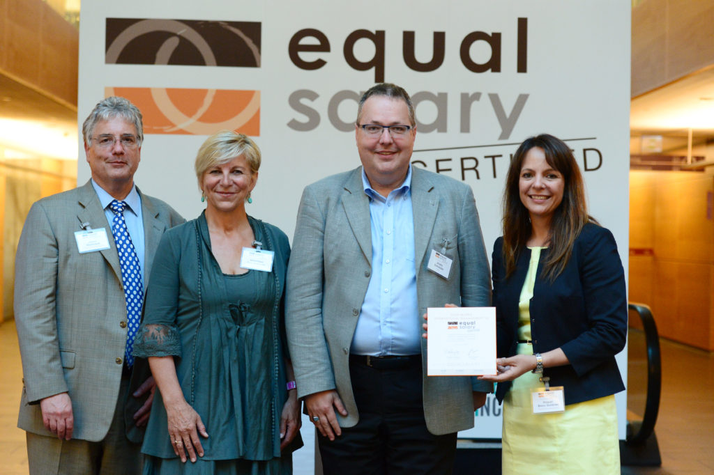 Jim Mortensen, Senior VP, Human Resources, Philip Morris Switzerland - Véronique Goy Veenhuys, CEO and Founder of EQUAL-SALARY - André Schneider, President of EQUAL-SALARY, Raquel Blanc, Vice President Diversity & Inclusion, Philip Morris International © Laurent Ryser
